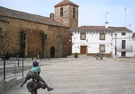 Vista de la iglesia, ubicada frente al Ayuntamiento.