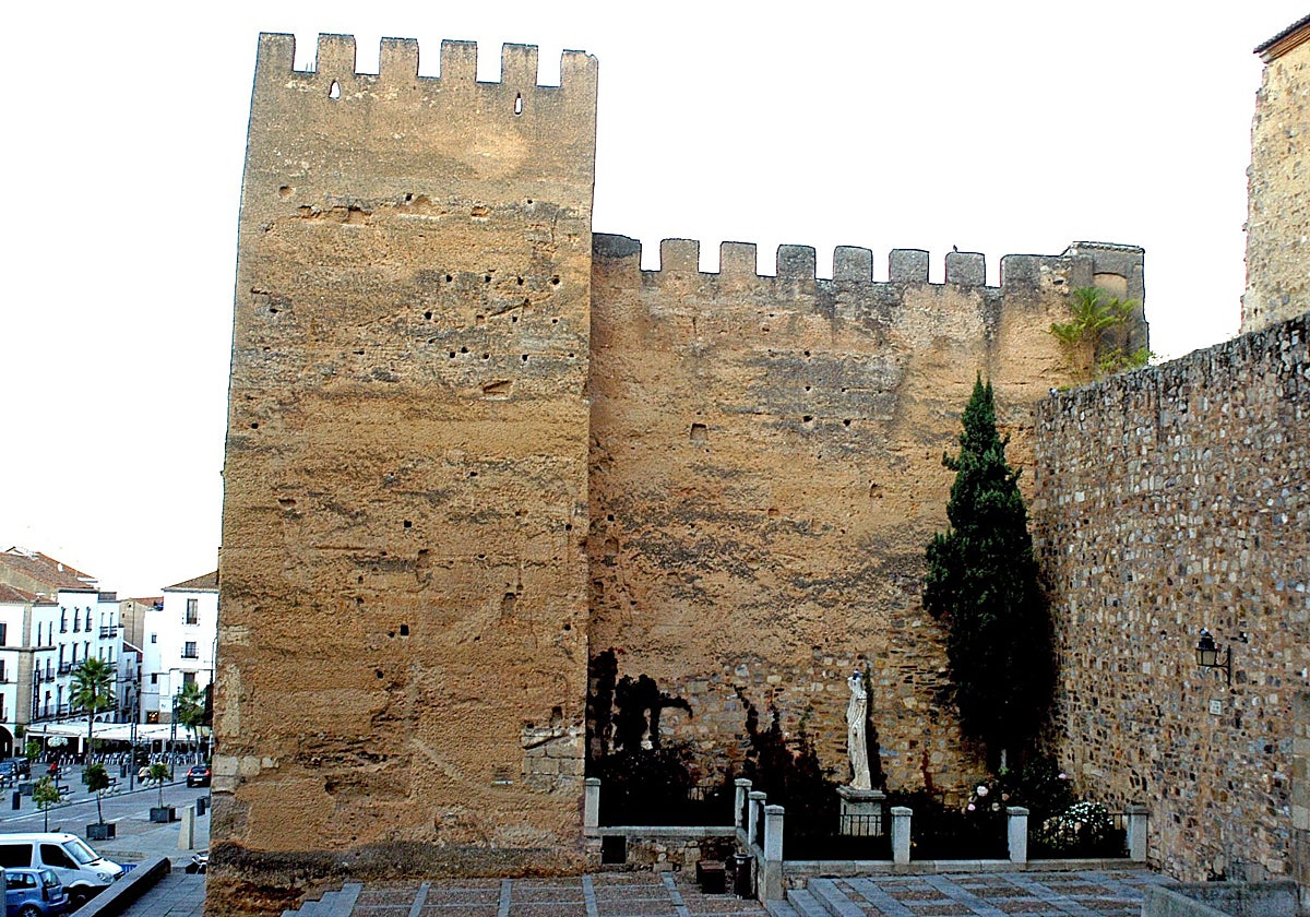 Tramo de la muralla y Torre de la Yerba en la Plaza Mayor de Cáceres.
