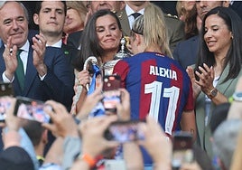 Yaye, a la derecha, junto a la reina Letizia en la entrega del trofeo a Alexia Putellas en la última final de la Copa de la Reina.