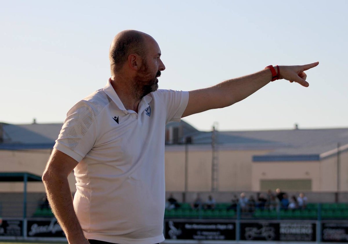 Rebollo durante su último partido como entrenador del Trujillo en Navalmoral de la Mata el pasado domingo.