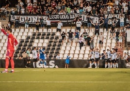 El conjunto emeritense celebrando el tercer tanto ante el Recreativo en el Romano.