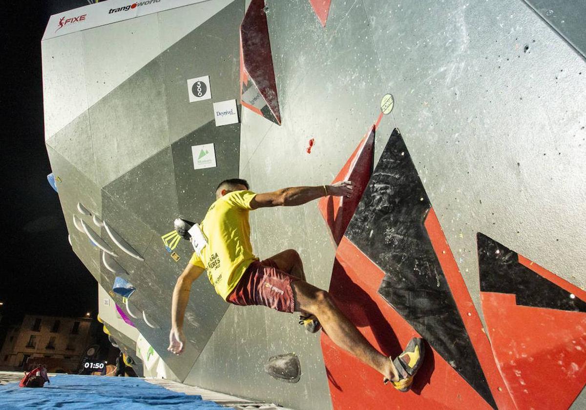 El campeón olímpico de escalada Alberto Ginés en una prueba disputada en Cáceres.