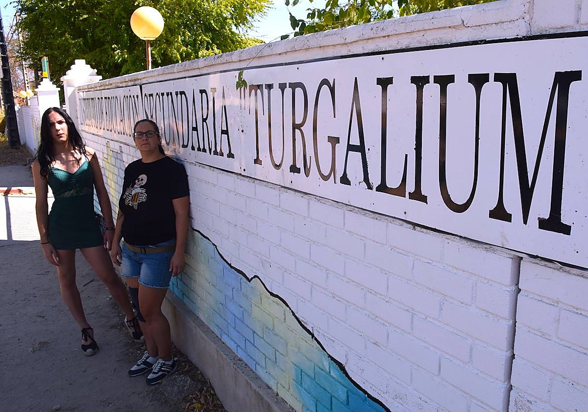 Cecilia Pérez, a la derecha, y su hija India delante del IES Turgalium de Trujillo.