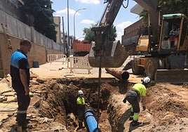 Varios operarios durante los trabajos de reparación de una tubería.