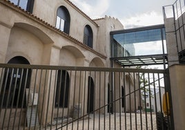 Pasarela de metal y cristal que une el edificio histórico con otro de nueva planta que acoge el ascensor y las máquinas.