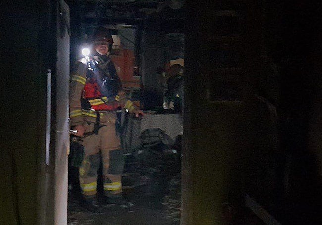 Un bombero en el interior de la vivienda.