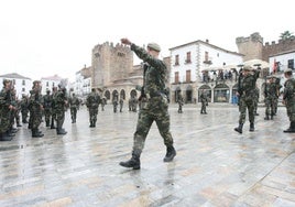 Imagen de archivo de un acto militar en la Plaza Mayor de Cáceres.