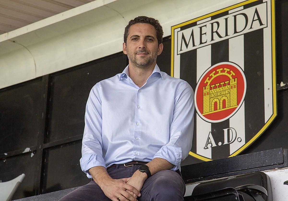 Alejandro Pérez antes de la rueda de prensa de balance del último ejercicio en el palco del Romano.