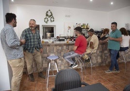 Parroquianos en el bar 'Alkántara Plaza', el único de El Carrascalejo, ayer.