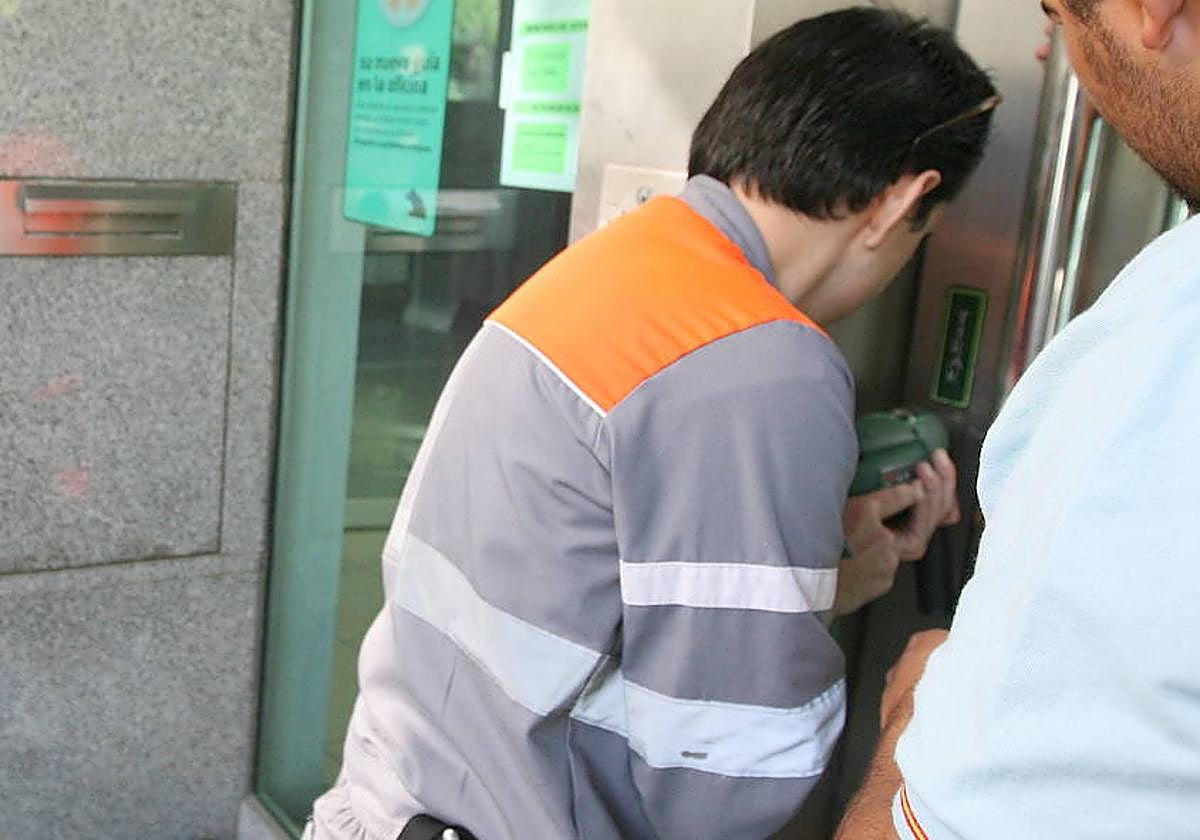 Google prohíbe los anuncios de cerrajeros en España