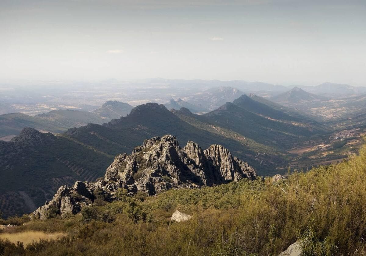 Imagen principal - El geoparque ofrece al visitante unos increibles paisajes en los que perderse en bicicleta, a pie o incluso disfrutarlo desde el coche.