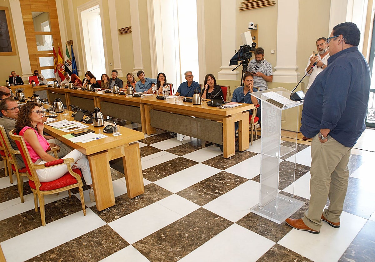 El presidente de la Asociación del Comercio Ambulante, Julián Cruz, en el pleno de este jueves.