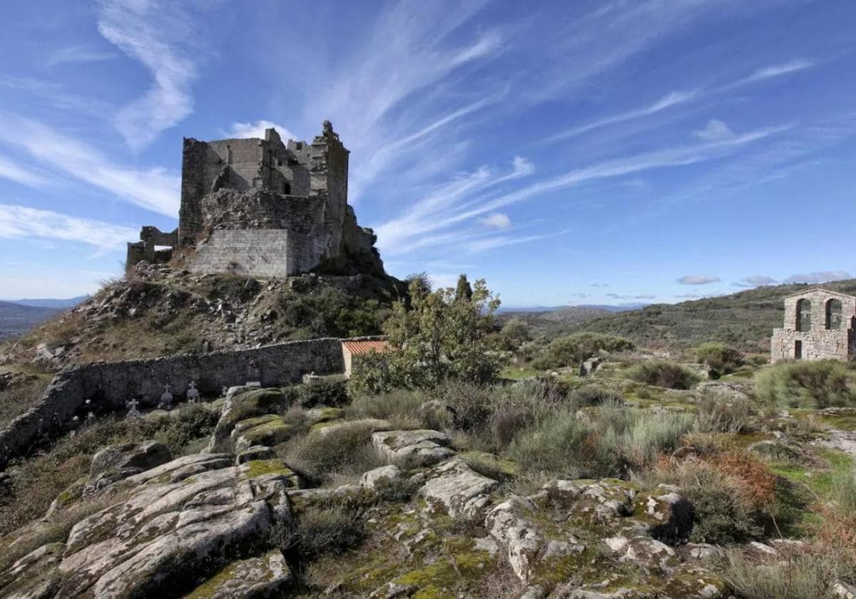 Imagen principal - El castillo de Trevejo se impone en el paisaje de Sierra de Gata.