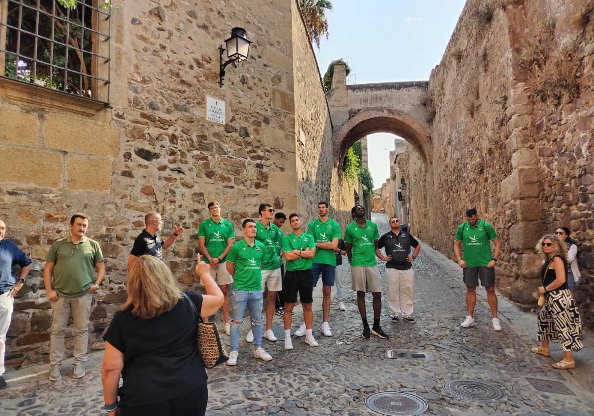 Visita del Cáceres a la parte antigua de la ciudad.