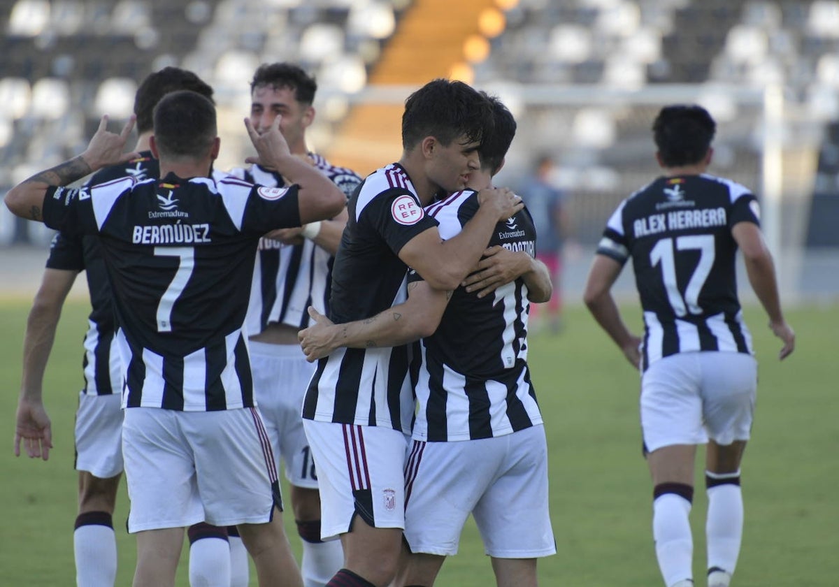 Los jugadores del Badajoz celebran uno de los goles al Azuaga el sábado pasado.