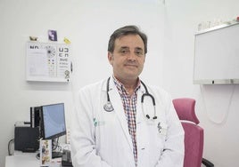 Evelio Robles Agüero en su consulta del centro de salud de Nuevo Cáceres.