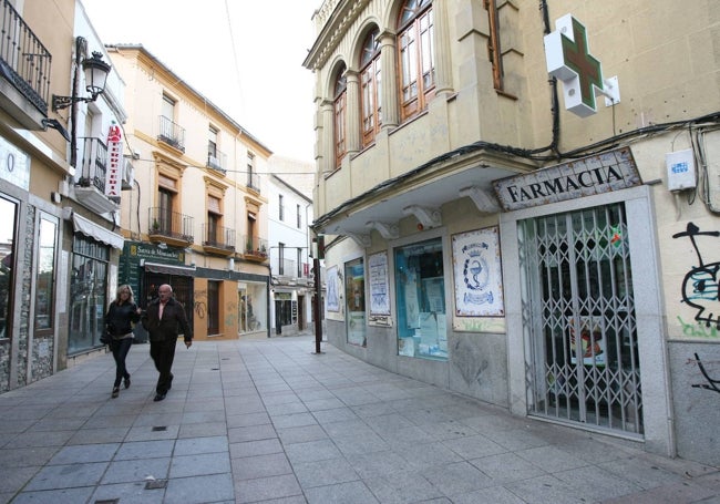 La farmacia de la Concepción, fundada en 1930, se fue a Mejostilla en 2012. En su local hay ahora un negocio de hostelería.