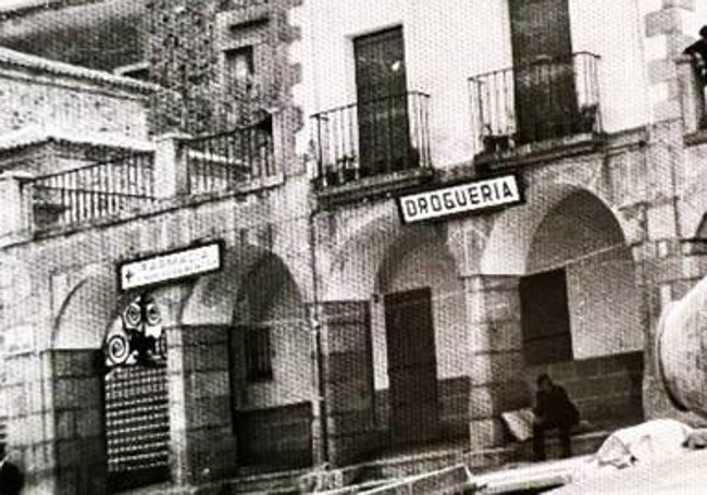 A la izquierda, la farmacia Escribano, que estaba situada junto a las escaleras que llevan al Arco de la Estrella, en la Plaza Mayor.