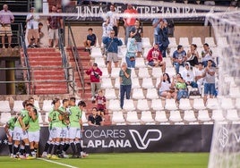 Los jugadores del Mérida celebran el tanto de la victoria ante el Algeciras.