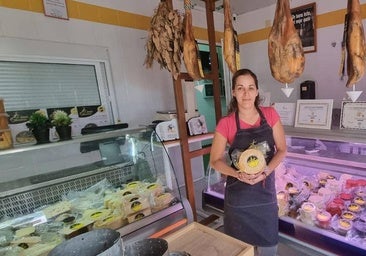 Inma Villalba con el queso premiado.