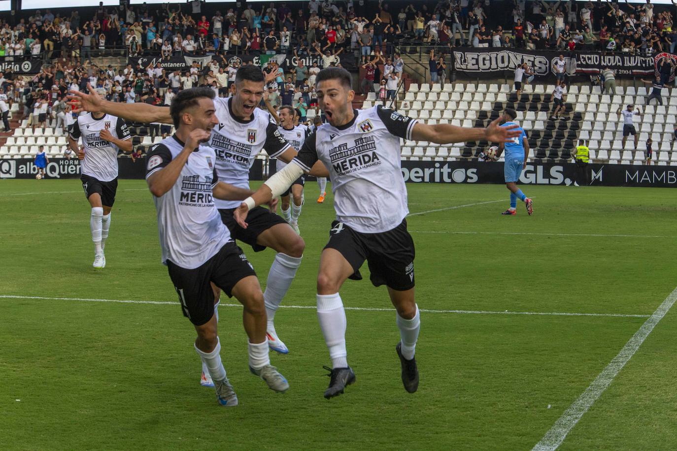 Liberto celebra, junto a Luis Pareja, su golazo casi en el 90'. J. M. ROMERO.