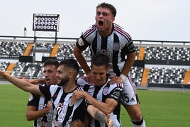 El Badajoz celebrando uno de los goles contra el Llerenense.