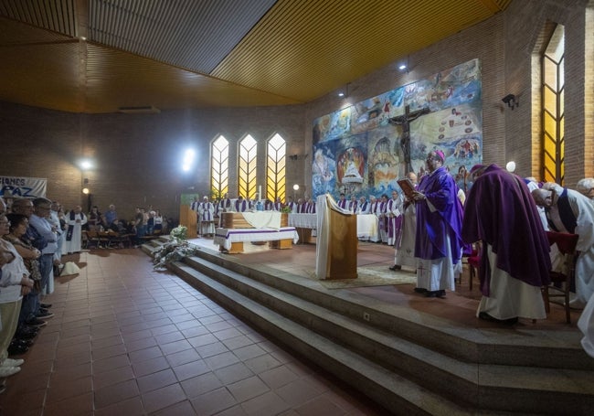 El obispo, Jesús Pulido, durante el funeral de Jesús Moreno, en Virgen de Guadalupe.