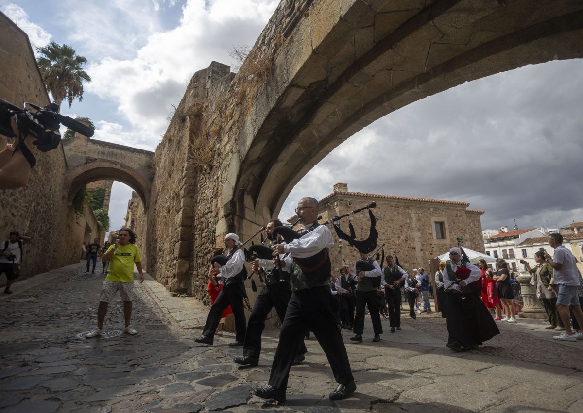 Imagen secundaria 1 - En la imagen superior, público en uno de los conciertos en Santa María. Debajo, los gaiteros al pasar por el Arco de la Estrella. Sobre estas líneas, Luis Lapresa y su pareja, Frida Sánchez, en el Irish, con sus hijos Manuel de tres años y Vera, de uno.