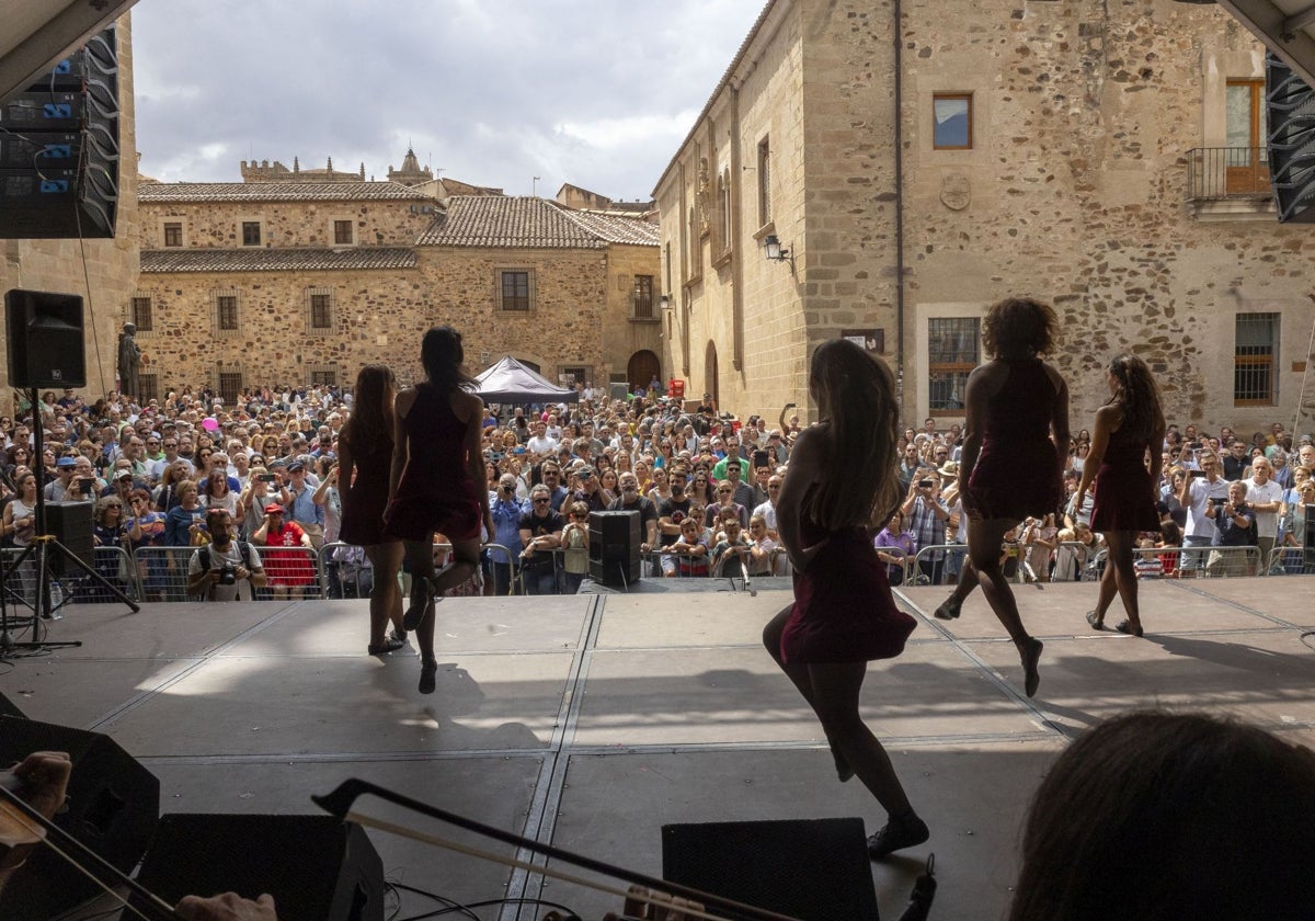 La Plaza de Santa María, con buen ambiente, en el concierto de Ceili Band and Irish Treble.