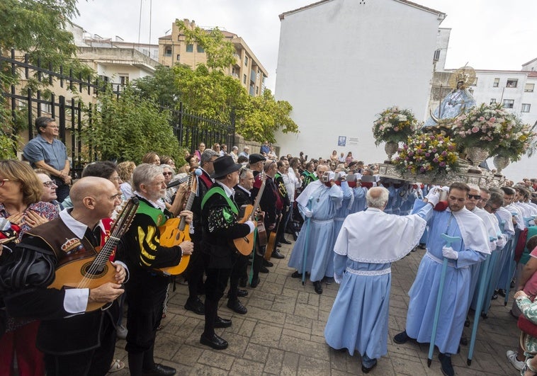 Los tunos despiden a la Virgen de la Montaña a su salida de la iglesia de Fátima.