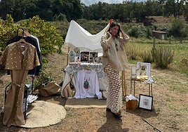 Manuela Sánchez, con algunas de sus creaciones.