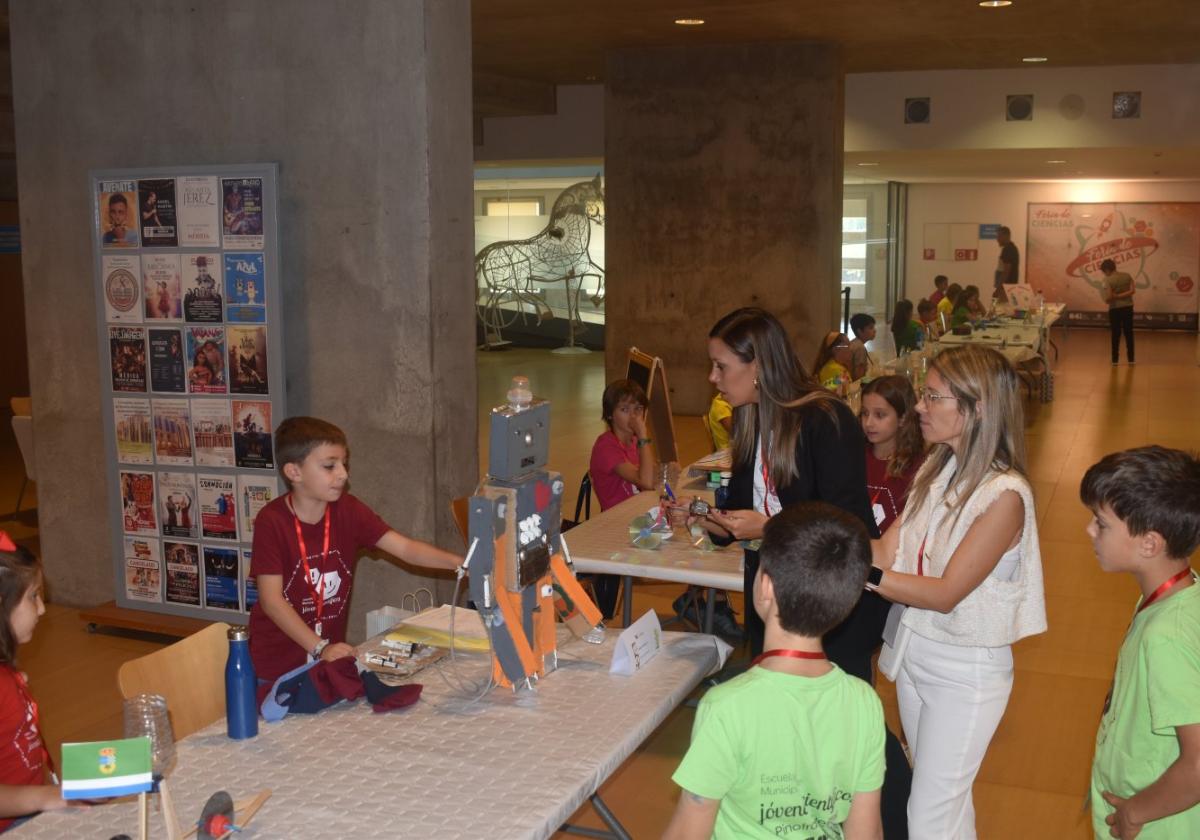 El alumno Fernando Flores presenta su robot hidráulico al jurado.