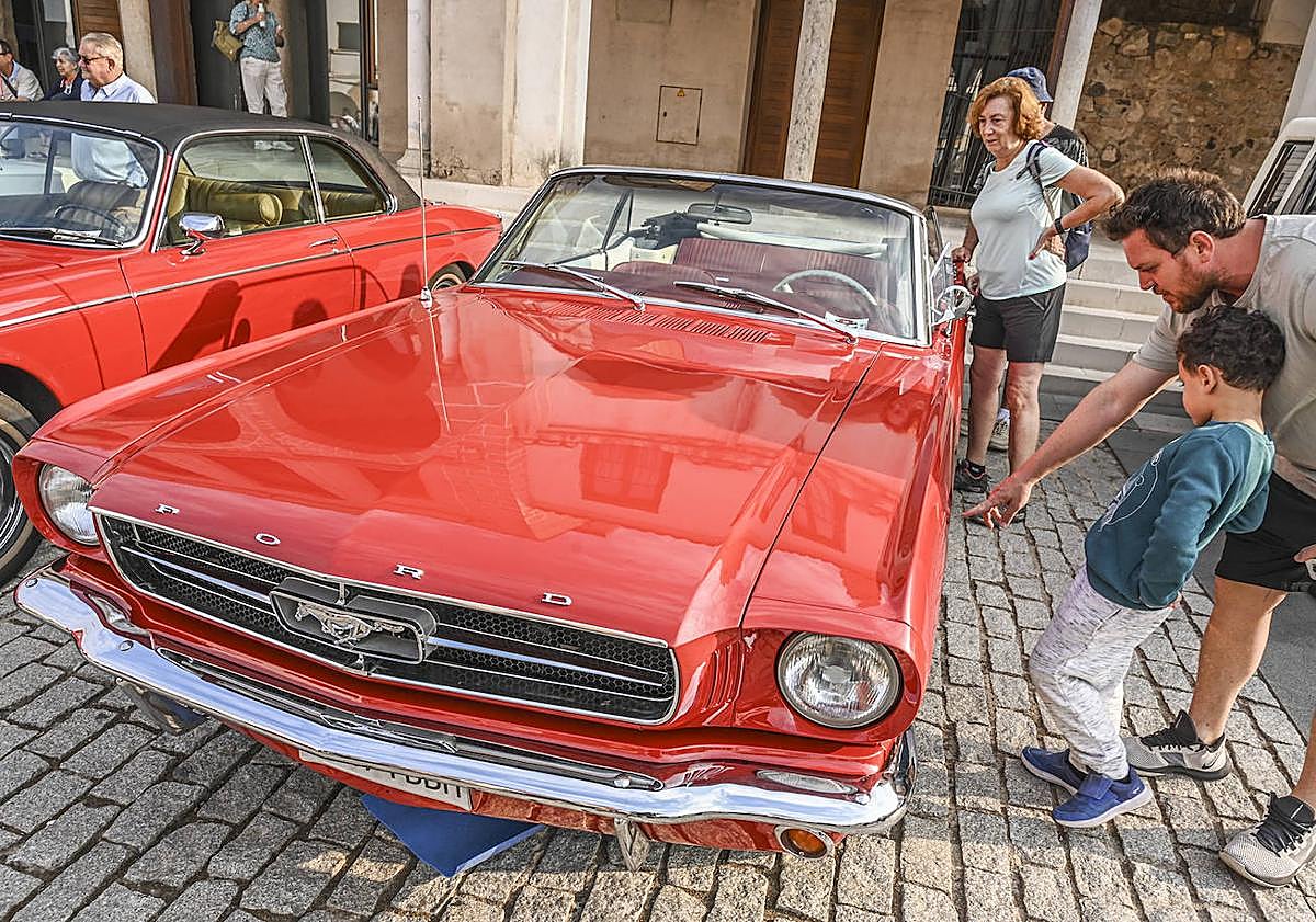 Imagen principal - Los coches clásicos toman la Plaza Alta de Badajoz