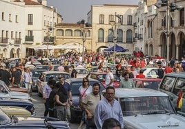 Vehículos clásicos aparcados este domingo en la Plaza Alta.