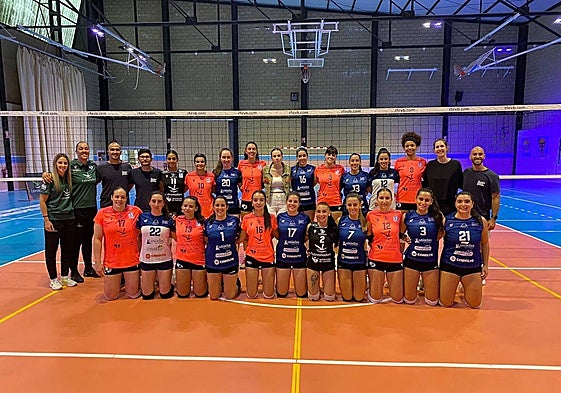 Foto de familia de los dos equipos al término del encuentro.