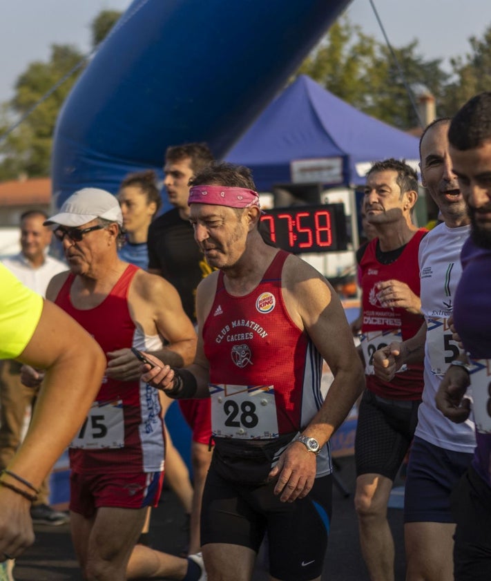 Imagen secundaria 2 - Tres momentos de la carrera solidaria, con la salida en la imagen superior, el ganador, Julián polo, en el momento de entrar en la meta, y un grupo de participantes, sobre estas líneas.