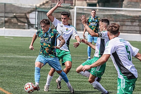Lance del juego entre el Cacereño y el Melilla.