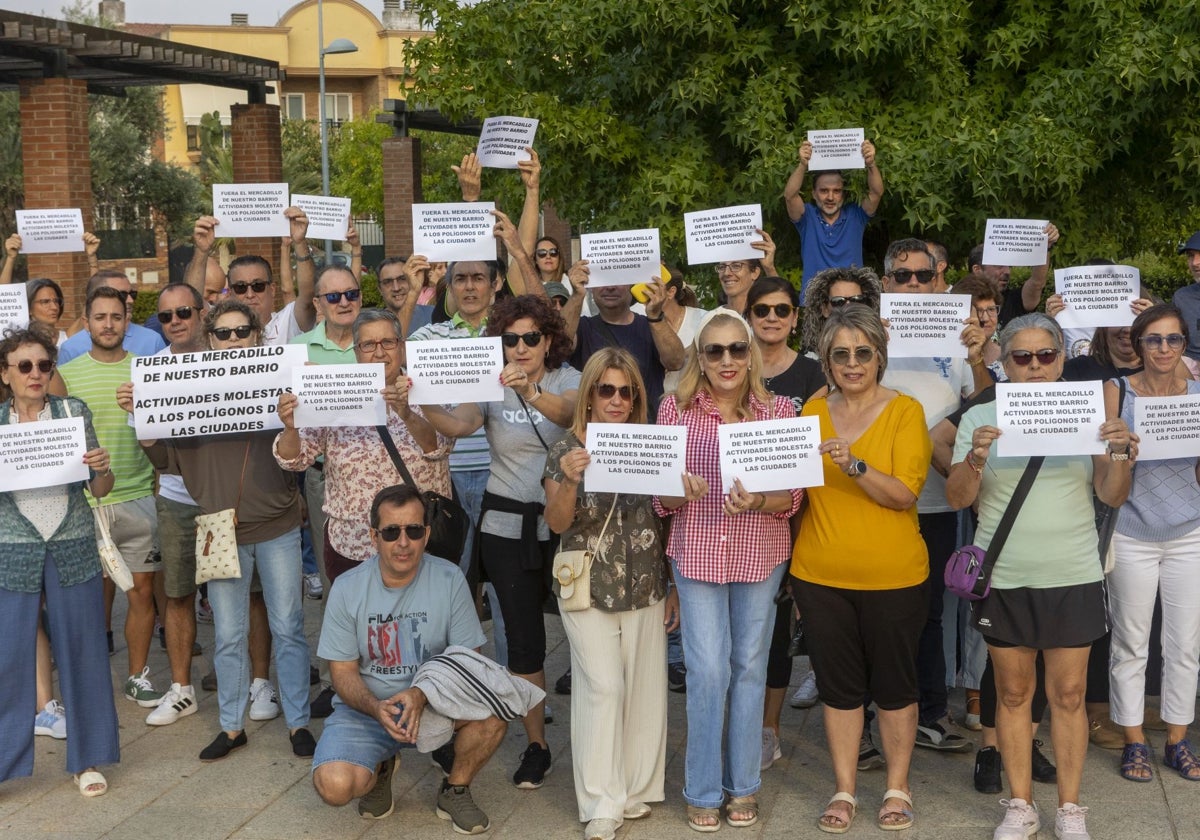 Los vecinos durante su protesta, este domingo.