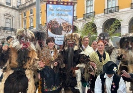 Representantes de las Carantoñas de Acehúche en el Desfile de la Máscara Ibérica.