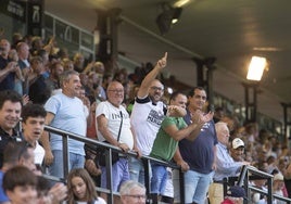 La grada del Romano celebra el último triunfo ante el Ibiza.