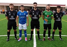 Los capitanes junto al trío arbitral