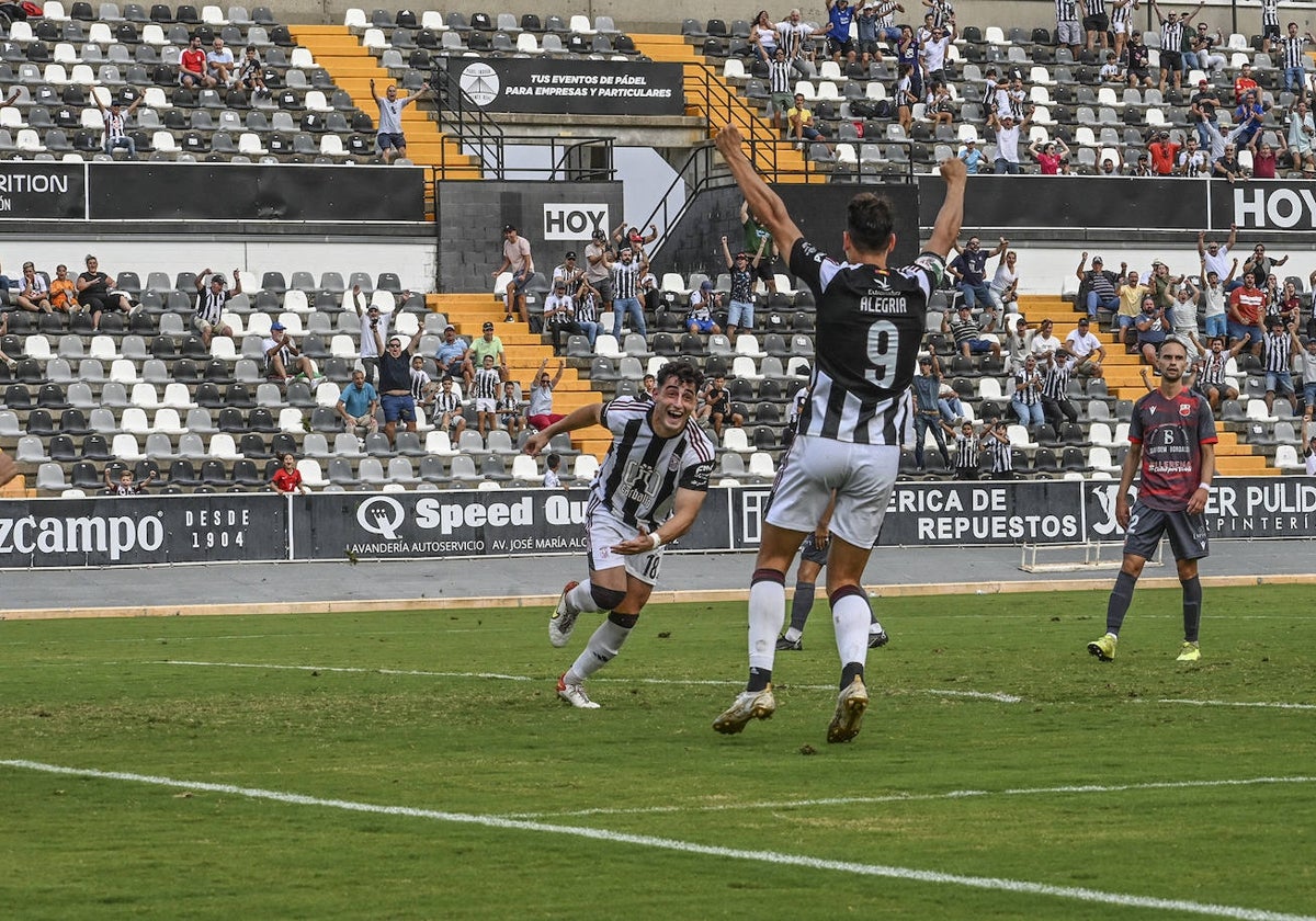 Álex Alegría y Ginés celebran el segundo gol del Badajoz al Llerenense.