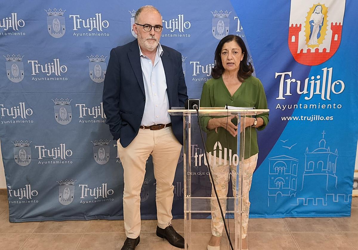 Miguel Martín y Consuelo Soriano, presentando las propuestas.