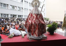 El colegio de las Carmelitas ha celebrado una misa en el patio para dar la bienvenida a la imagen, que luce el manto número 136, donado por Juan Carlos Fernández Rincón.