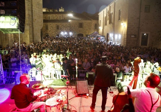 Un concierto del Cáceres Blues Festival en la plaza de Santa María en la edición del año pasado.