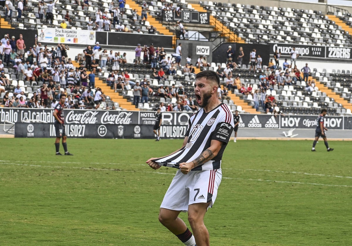 Bermu celebra su primer gol con el Badajoz en el partido ante el Llerenense.