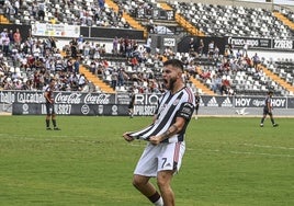 Bermu celebra su primer gol con el Badajoz en el partido ante el Llerenense.