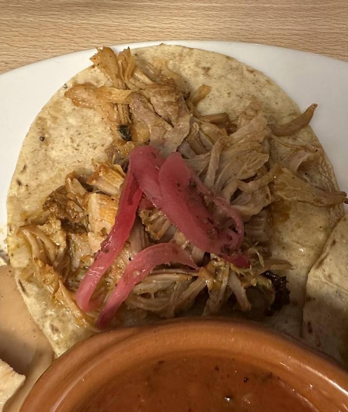 Imagen secundaria 2 - Tinga de pollo, chilorrio y cohinita pibil.