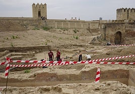 Los operarios trabajando en la nueva escalera de la Alcazaba.