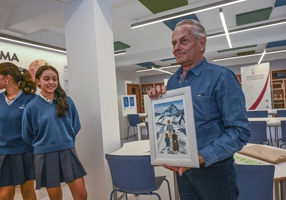 Eduardo Strauch este miércoles en el colegio Attendis Puertapalma que ha organizado la charla con un regalo de una alumna.